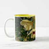 Yellow and Maroon Orchids Elegante Zweifarbige Tasse (Links)