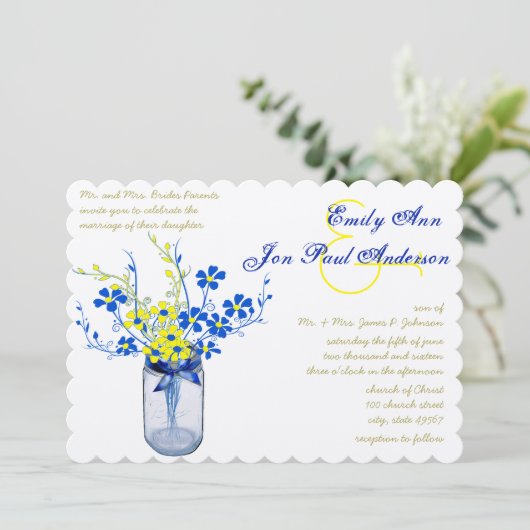 Yellow and Navy Blue Mason Jar Wild Blume Wedding Einladung (Stehend Vorderseite)