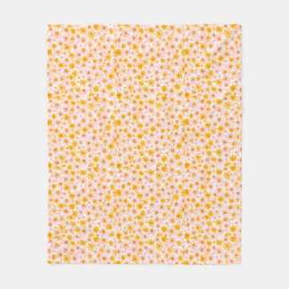 Yellow and pink daisy pattern, white background Fleecedecke