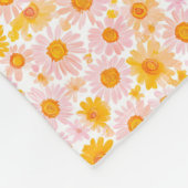 Yellow and pink daisy pattern, white background Fleecedecke (Ecke)