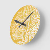 Yellow and White Coral Runde Wanduhr (Winkel)