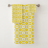 Yellow and white geometric patterned badhandtuch set (Insitu)