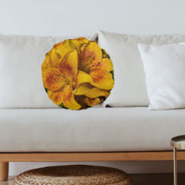 Yellow Asiatic Lily Blooms Floral Rundes Kissen