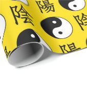 Yellow Background Chinesisches Yinyang-Muster Geschenkpapier (Rolleneckpunkt)