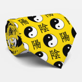 Yellow Background Chinesisches Yinyang-Muster Krawatte (Gerollt)