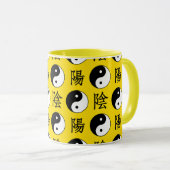 Yellow Background Chinesisches Yinyang-Muster Tasse (VorderseiteRechts)