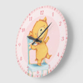 Yellow Bear Dances and Plays on Chair Große Wanduhr (Winkel)