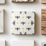 Yellow Bee Summer Kitchen Backsplash Keramik Tile Fliese<br><div class="desc">Dieses Design ist mit Bienen und Wabenrüben mit einfachen Formen und schwarzen Konturen auf weißem Hintergrund gestaltet. Gelbe Akzente fügen dem symmetrischen,  minimalistischen Design eine Touch von Farbe hinzu. Die Farbe zeichne Bienen mit geometrischen Elementen und Art Deco Inspiration ohne Schatten.</div>