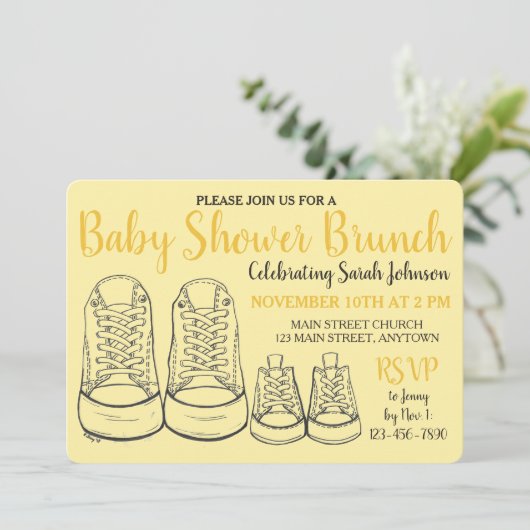 Yellow Big Little Shoes Junge neue Baby Dusche Einladung (Stehend Vorderseite)