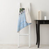 YELLOW BOAT DOCKED NEAR BUILDING SHERPADECKE (Beispiel)