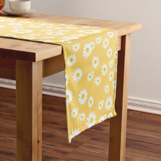 Yellow Boho Spring Daisies Pattern Mittelgroßer Tischläufer (Beispiel)