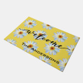 Yellow Bright Daisy Trendy Willkommen Personalisie Fußmatte (Schrägansicht)