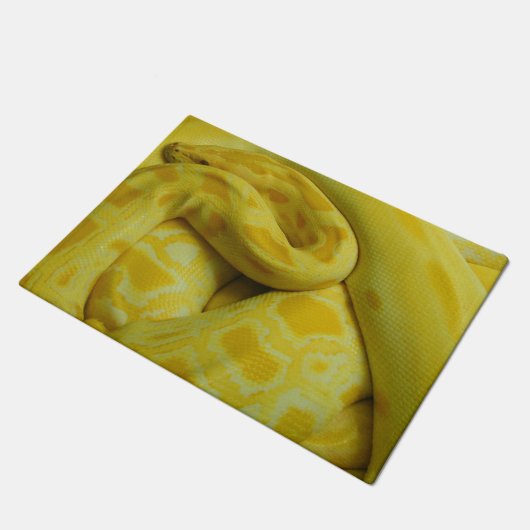 Yellow Burmese Python Fußmatte (Schrägansicht)