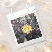 Yellow cactus flower in spring geschenktütchen (Ausgeschnitten)