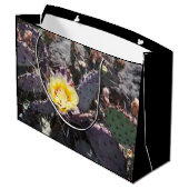 Yellow cactus flower in spring große geschenktüte (Rückseite Schrägansicht)