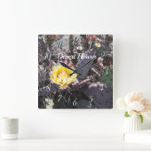 Yellow cactus flower in spring quadratische wanduhr (Zuhause)