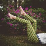 Yellow Celandine Poppy Floral Leggings<br><div class="desc">Stretchische,  modische Leggings,  die das Foto einer gelben Wood Poppy Blume,  auch bekannt als Celandine Poppy,  zeigen und in einem sich wiederholenden Muster gedruckt werden. Die Farben sind gelb und grün. Ein lustiges,  blumengeschmücktes Design! Wählen Sie die Größe Ihrer Leggings.</div>