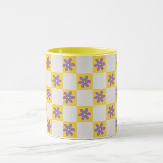 Yellow Checkerboard Floral Pattern – Purple Daisy  Tasse (Zentrum)