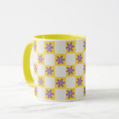 Yellow Checkerboard Floral Pattern – Purple Daisy Tasse (Vorderseite Links)