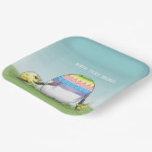 Yellow chicks paints a colorful Easter egg Pappteller (Gewinkelt)