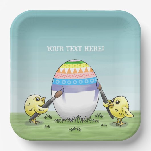 Yellow chicks paints a colorful Easter egg Pappteller (Vorderseite)