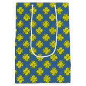 Yellow Clover Ribbon von Kenneth Yoncich Mittlere Geschenktüte (Rückseite)