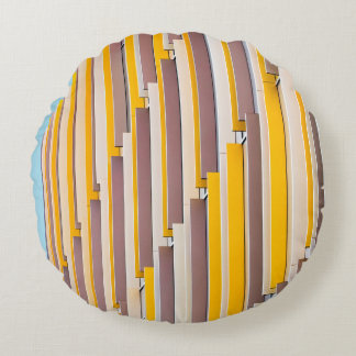 YELLOW CONCRETE BUILDING DURING DAYTIME RUNDES KISSEN