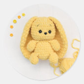 Yellow Crochet Bunny – Cozy Handmade Runder Aufkleber (Vorderseite)