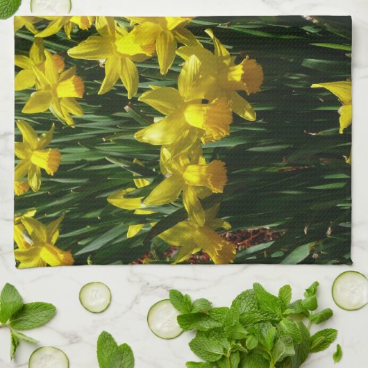Yellow Daffodien I Cheery Spring Blumen Handtuch (Gefaltet)