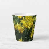 Yellow Daffodien I Cheery Spring Blumen Milchtasse (Vorderseite)