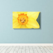 Yellow Daffodil Canvas Print Leinwanddruck (Insitu (Holzboden))