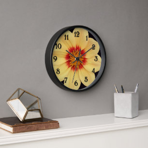 Yellow Dahlia auf Black Floral Uhr