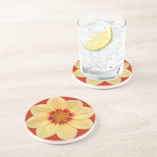 Yellow Dahlia auf Red Floral Getränkeuntersetzer (Seite)