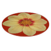 Yellow Dahlia auf Red Floral Schneidebrett (Ecke)
