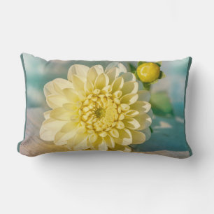 Yellow Dahlia Blume über dunklen Aquamarinen Hinte Lendenkissen