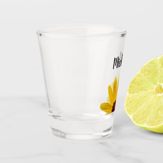 Yellow Daisy Elegant Script Typografy Custom Schnapsglas (Links)