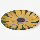 Yellow Daisy Happy Birthday Pappteller (Schrägansicht)