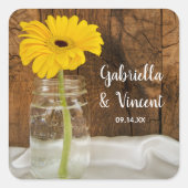 Yellow Daisy in Mason Jar Country Wedding Quadratischer Aufkleber (Vorderseite)