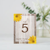 Yellow Daisy Rustic Barn Wood Wedding Tischnummer (Stehend Vorderseite)