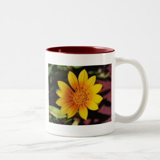 Yellow Daisy Zweifarbige Tasse (Rechts)