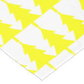 Yellow Fier Christmas Trees Pattern Tischdecke (Schrägansicht)