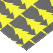 Yellow Fier Christmas Trees Pattern Tischdecke (Schrägansicht)