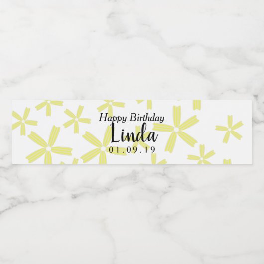 Yellow Floral Daisy Happy Birthday Wasserflaschenetikett (Einzelnes Label)