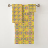 Yellow floral geometric patterned badhandtuch set (Insitu)