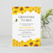 Yellow Floral Honeycomb Oma to Bee Baby Dusche Einladung (Stehend Vorderseite)