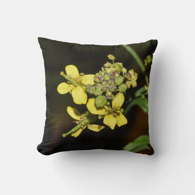 Yellow Flowers on Throw Pillow Kissen (Vorderseite)