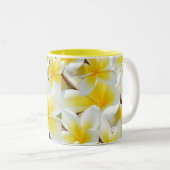 Yellow Frangipani Bouquet, Zweifarbige Tasse (VorderseiteRechts)