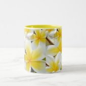 Yellow Frangipani Bouquet, Zweifarbige Tasse (Mittel)