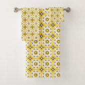 Yellow geometric pattern of white circle badhandtuch set (Insitu)