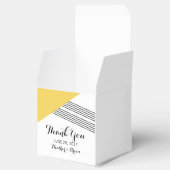Yellow Geometric Stripfade Geschenkschachtel (Geöffnet)